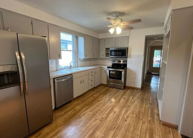 Building Photo - Beautiful 4 Bedroom Home Near Blackstone!