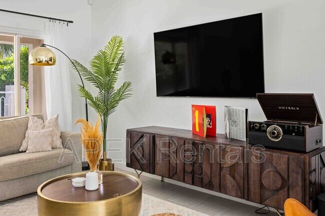 Building Photo - 2355 W Nicola Rd