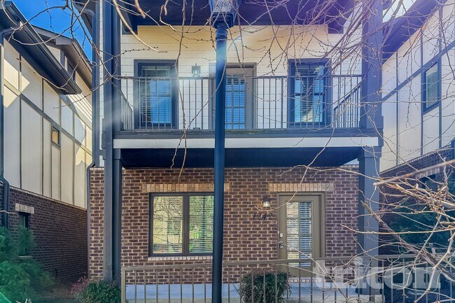 Building Photo - 1242 Hillwood Private Cove