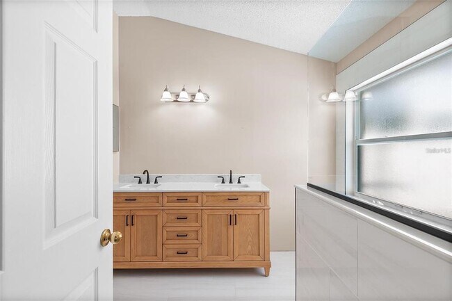 Building Photo - 9727 Long Meadow Dr