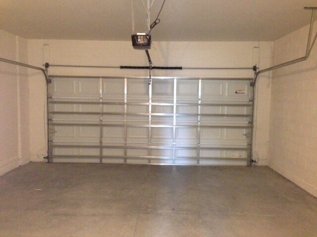 Building Photo - Beautiful 3 bedroom, 2.5 bath townhouse in...