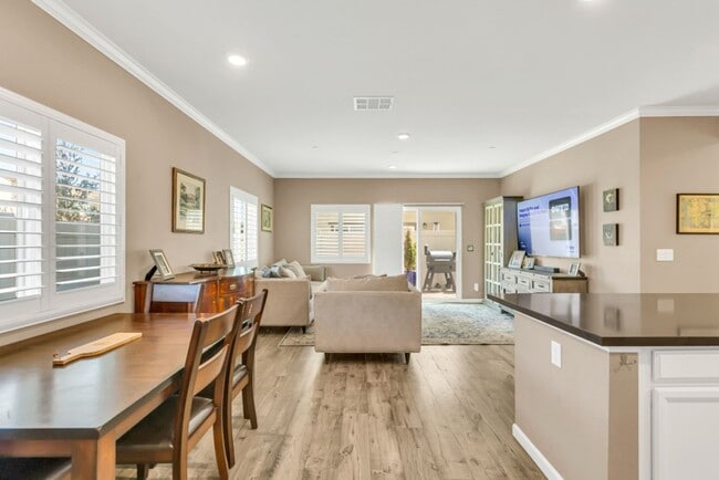 Building Photo - 4 bed / 3 bath | Upated Anatolia Home Avai...