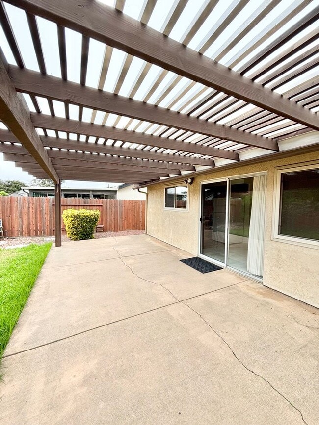 Building Photo - Spacious 4 Bedroom Home Available Now!