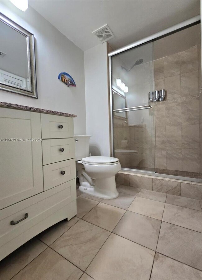 Building Photo - 302 Lakeview Dr