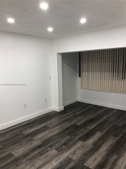 Building Photo - 1555 W 44th Pl