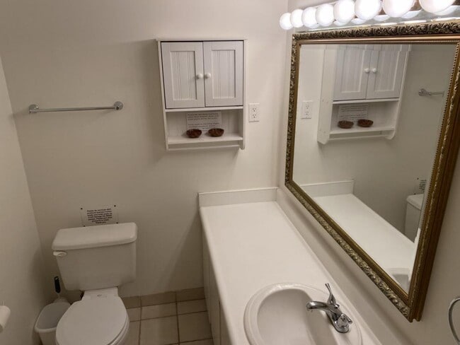 Building Photo - 75-6016 Alii Dr #222