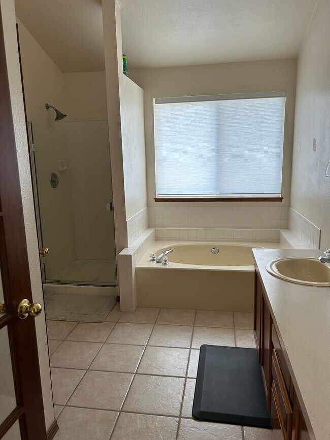 Building Photo - Broadmoor Glen 4 bedroom home