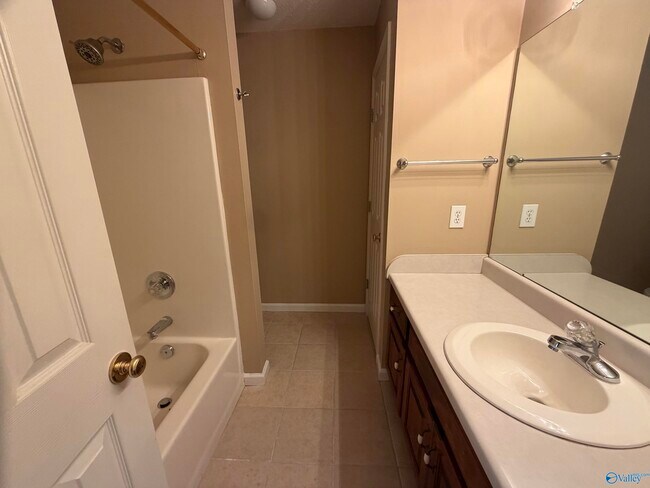 Building Photo - 1524 Forestview Dr SW