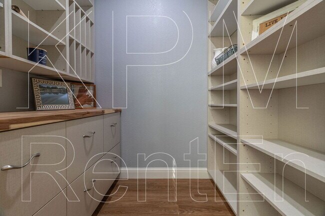 Building Photo - 6221 Crestview Cir