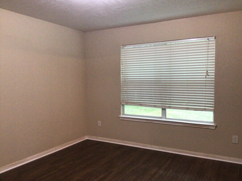 Building Photo - 22270 Queenbury Hills Dr