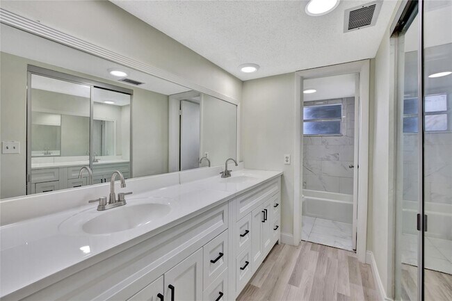 Building Photo - 4050 NW 42nd Ave