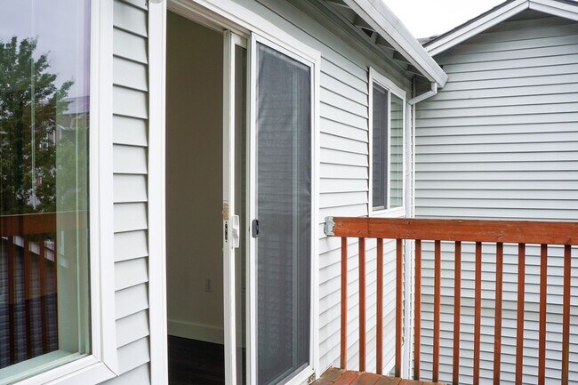 Building Photo - Top-Floor 1 Bdr w/ Private Balcony Ready Soon!