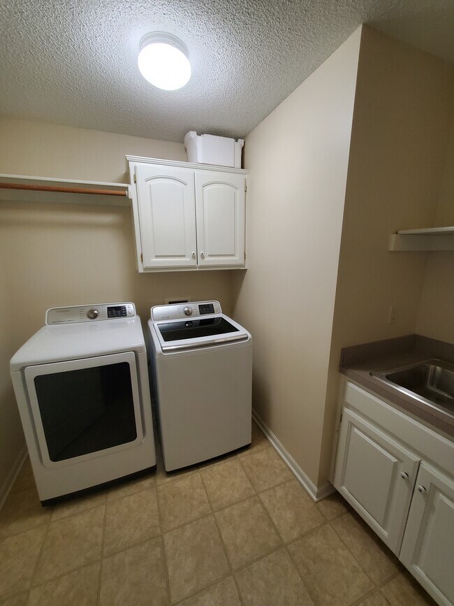 Building Photo - 14612 S Hallet St