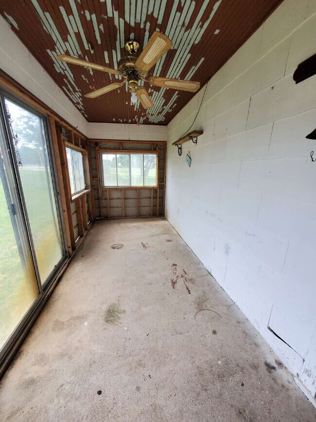 Building Photo - "Charming Cresson Retreat: Cozy 2-Bed Home...