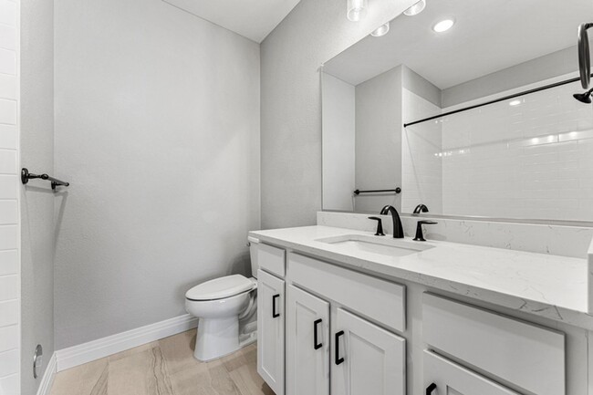 Building Photo - No Stairs! Main Level 2 Bed 2 Bath Condo n...