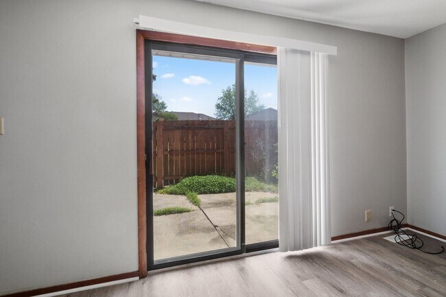 Building Photo - Spacious Updated 2 Bedroom 1.5 Bath Townhomes