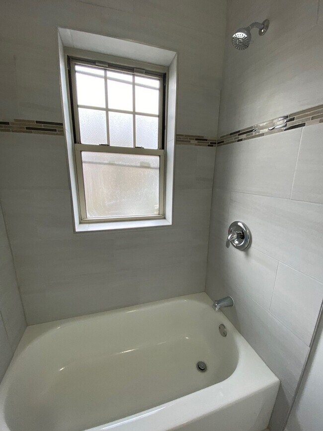 Building Photo - 734 Reba Pl