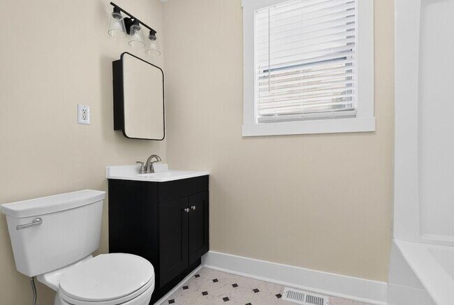 Building Photo - Charming 2BD/1BA Home Near Lakewood Park!