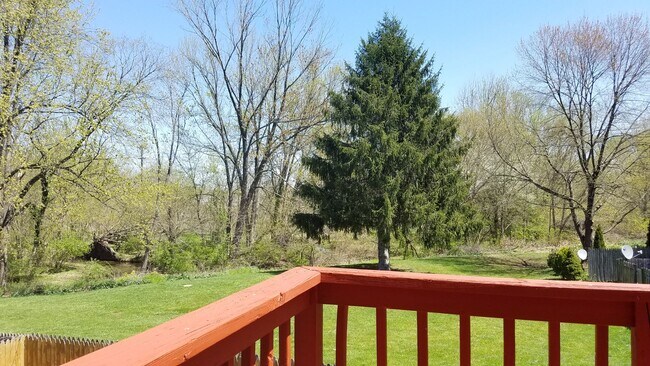 Building Photo - End Unit townhouse in established Frederick neighborhood ready for you!