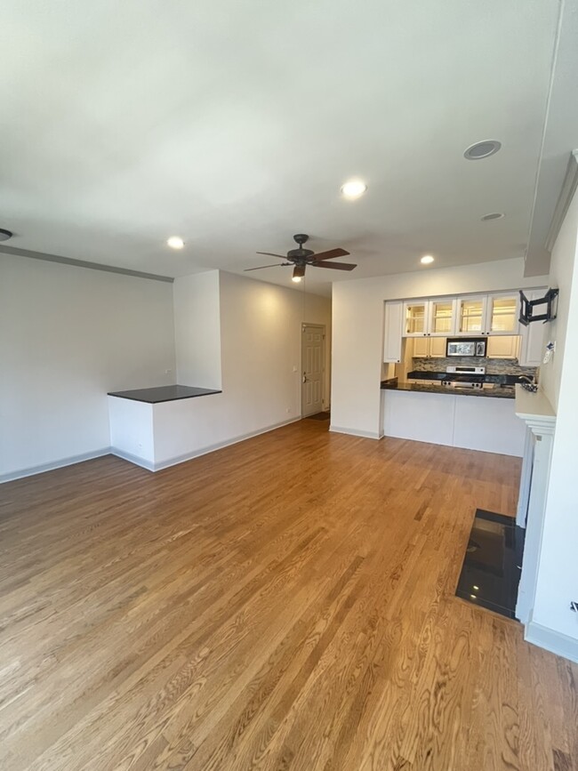 Building Photo - 2923 N Damen Ave