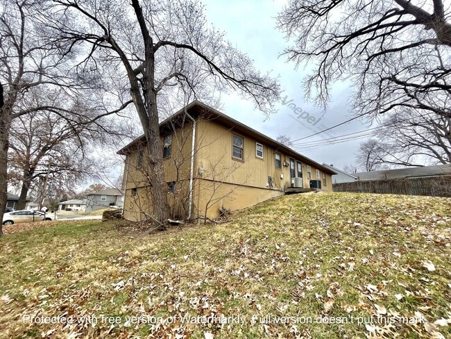 Building Photo - 7211-7211 Montana Ave