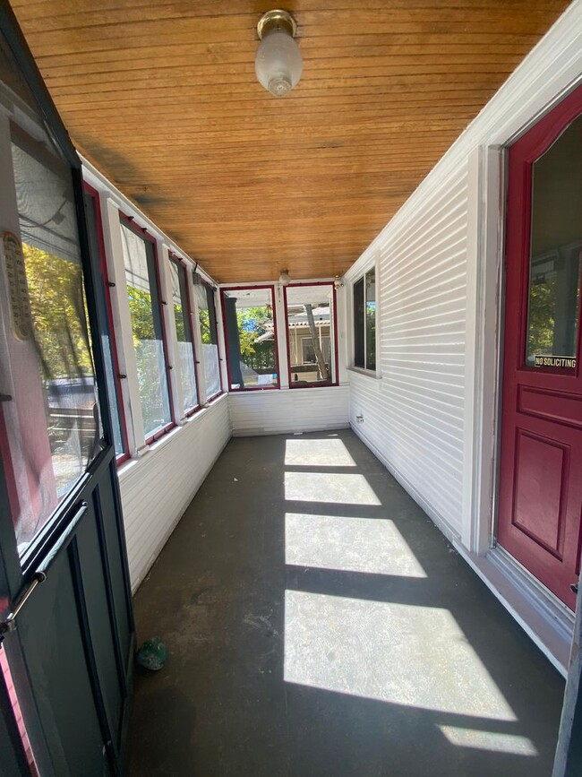 Building Photo - Amazingly Located Home