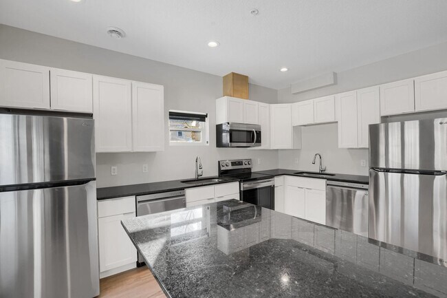 Building Photo - Spacious Brand New 8 Bed + 4 Bath near U of M!