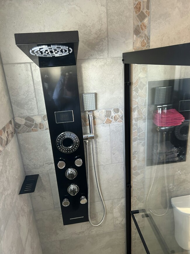 Building Photo - 921 Stratford Ln