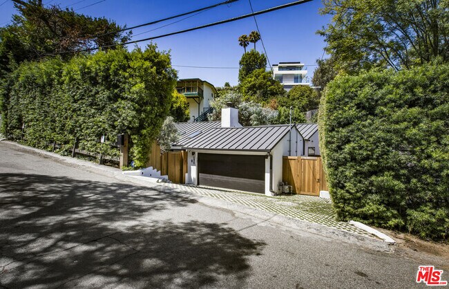 Building Photo - 2425 Rinconia Dr