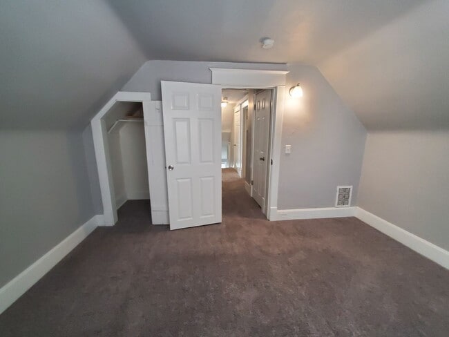 Building Photo - 2 Bedroom 1.2 bath in Moline