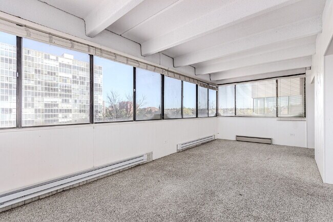 Building Photo - Three Bed / Two bath at the Cherry Creek P...