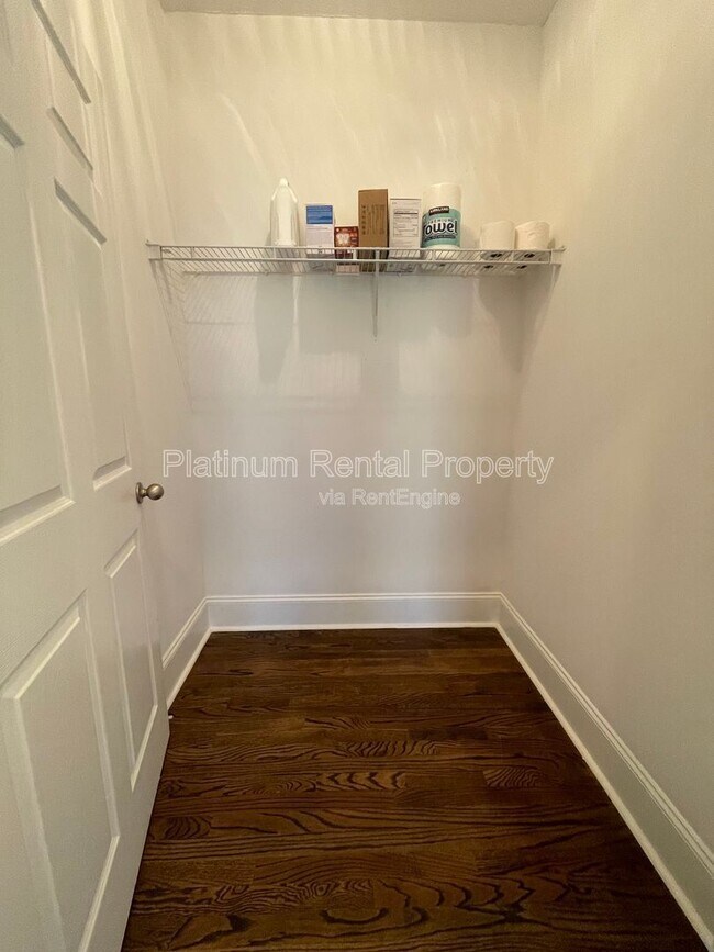 Building Photo - 1305 Smithdale Heights Dr