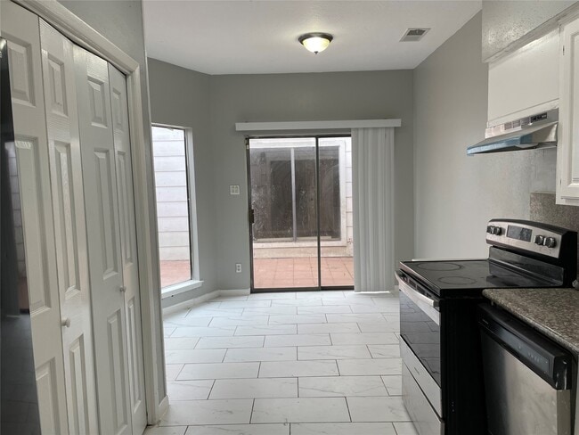 Building Photo - 526 Meadow Knoll Dr