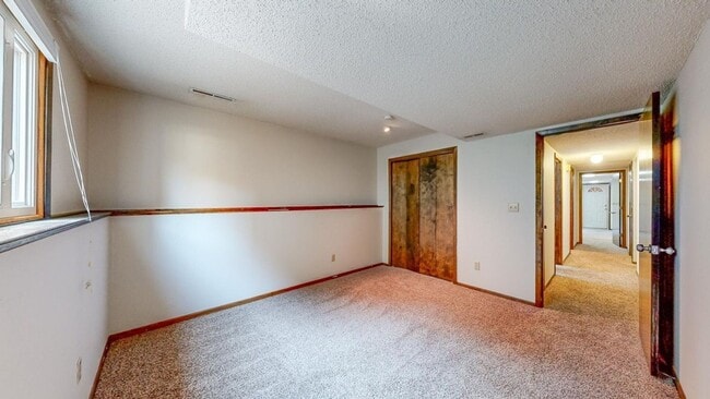 Building Photo - Spacious and Character-filled 5 BR 3 Bath ...