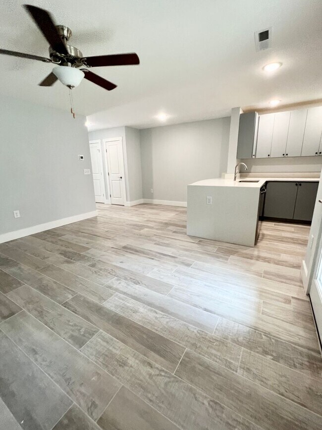 Building Photo - MOVE IN READY - FOUR Bedrooms! Master suite on both levels! Great Conway Location!