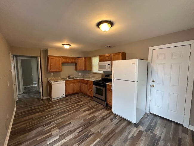 Building Photo - 4 Bedroom House