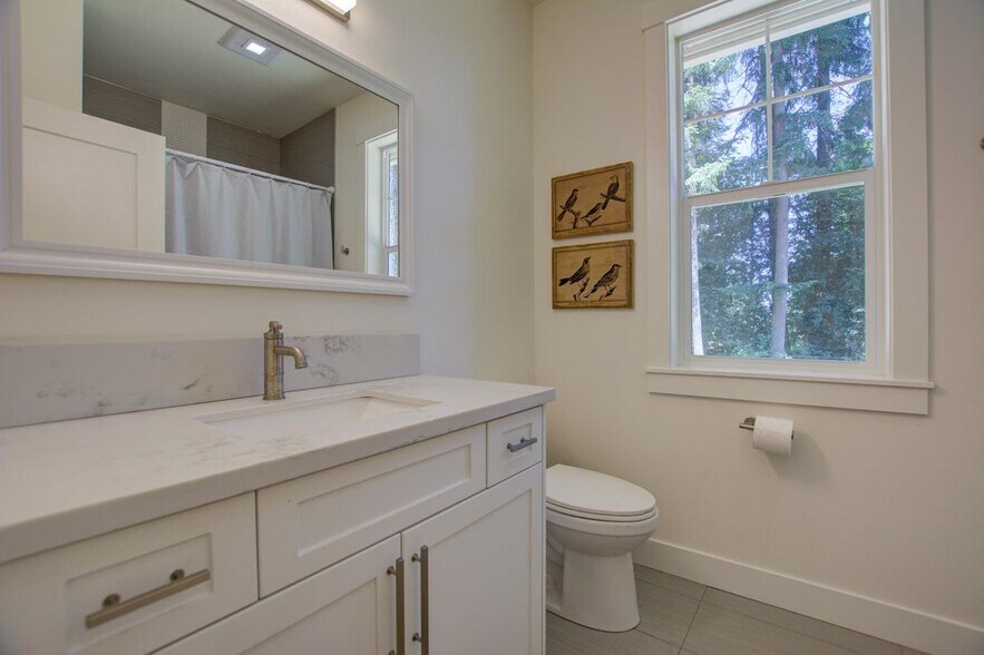 Building Photo - 14070 SE Baumback Ave