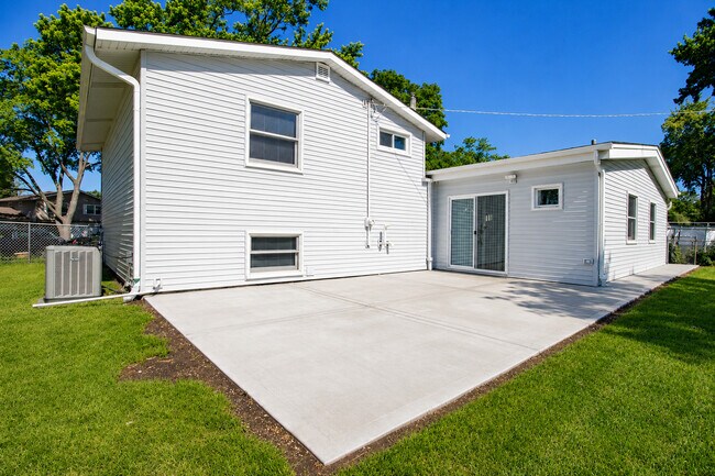 Building Photo - 7777 Ramsgate Cir S