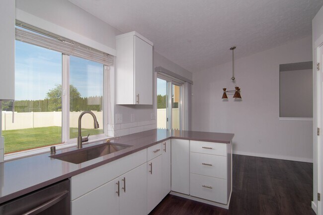 Building Photo - 3 Bed 2 Bath fully updated home adjacent to park & shopping