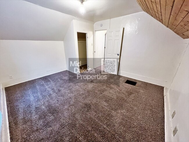 Building Photo - 414 E 7th-4 Bedroom Home