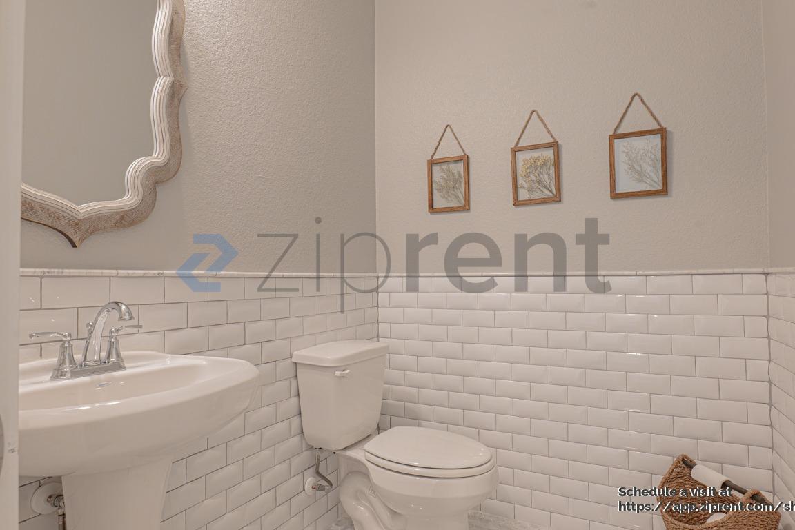 Building Photo - 1100 Redbrick Ln