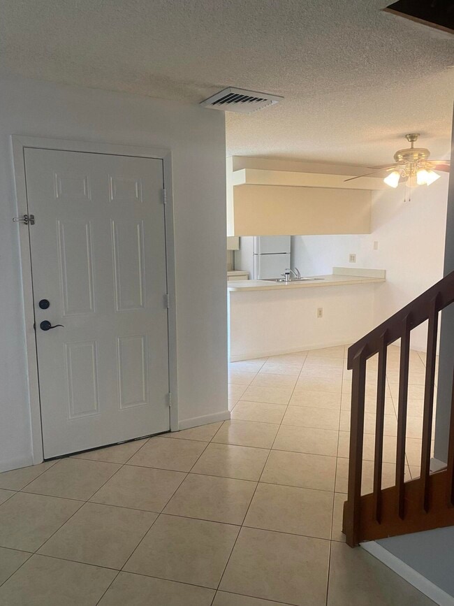 Building Photo - 222 Live Oak Ln