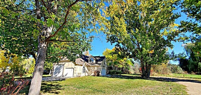 Building Photo - 85 S Linder Rd