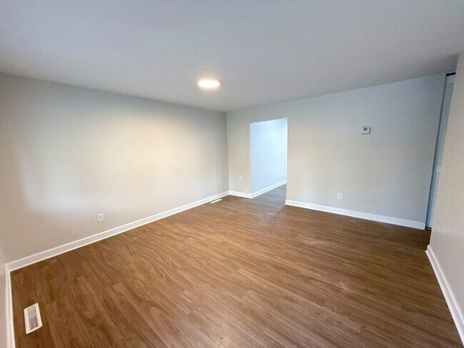 Building Photo - 2479 Kitchner Dr