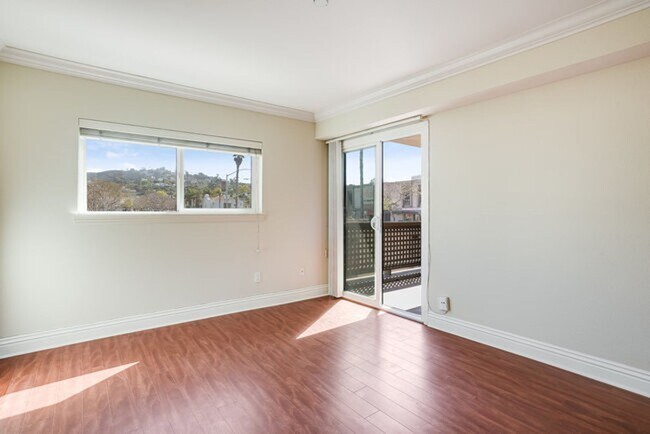 Building Photo - Beautiful 2 Bedroom 2 Bathroom Condo in La...