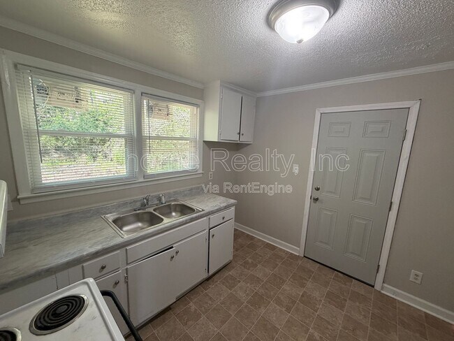 Building Photo - 702 E Phillips St