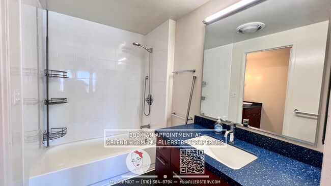 Building Photo - Contemporary condo on the 10th floor inclu...