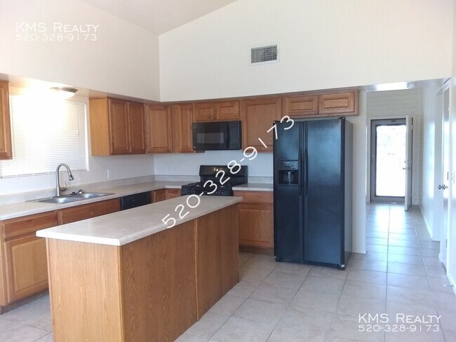 Building Photo - 4 Bedroom 2 Bath -824 W Oahu Circle - OWNE...