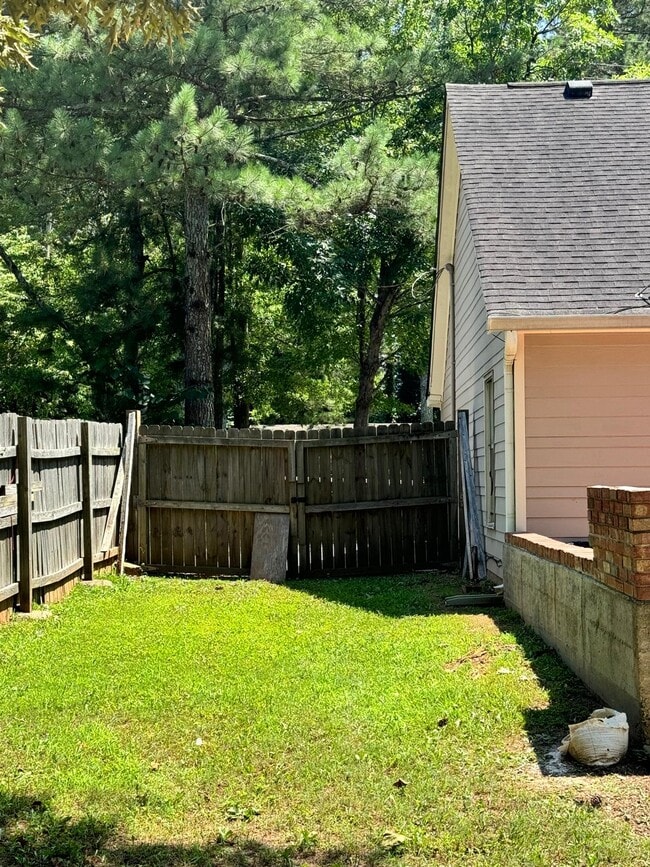 Building Photo - 4262 Apache Dr SE