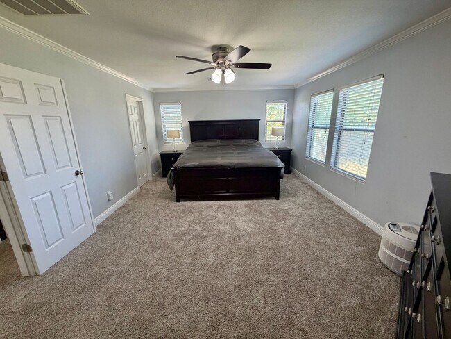 Building Photo - Spacious 6-bedroom, 2.5-bathroom home in Chandler, Welcome to the family friendly community of Su...